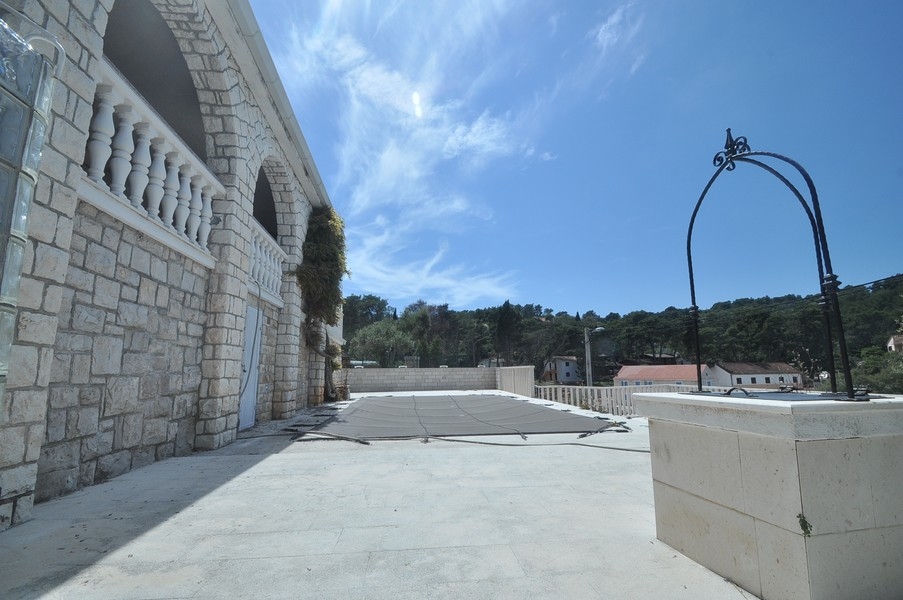 Útulná obývačka v prímorskom dome v Chorvátsku, ideálna pre rodinné stretnutia