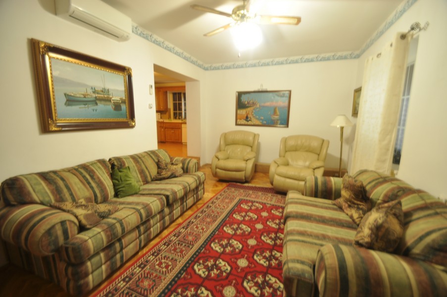 Priestranná, dobre vybavená kuchyňa v chorvátskom prímorskom dome.