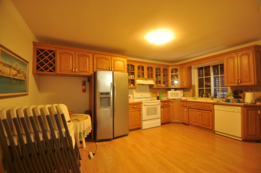 Spálňa s priamym vstupom na terasu v dome pri mori v Chorvátsku.