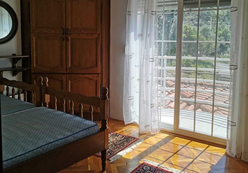 Na poschodí chodba s tradičným zariadením v prímorskom dome v Chorvátsku.