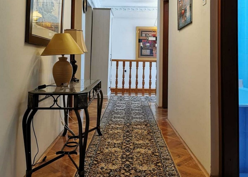 Moderná kúpeľňa so sprchovacím kútom v prímorskom dome v Chorvátsku.