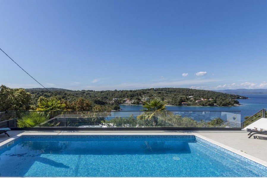 Nekonečný bazén s výhľadom na chorvátske pobrežie - kúpte si vilu v Panorama Scouting.