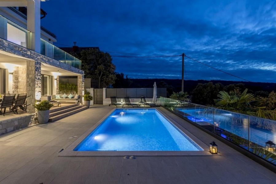 Nočný pohľad na osvetlenie bazéna vily v Chorvátsku - Panorama Skauting.