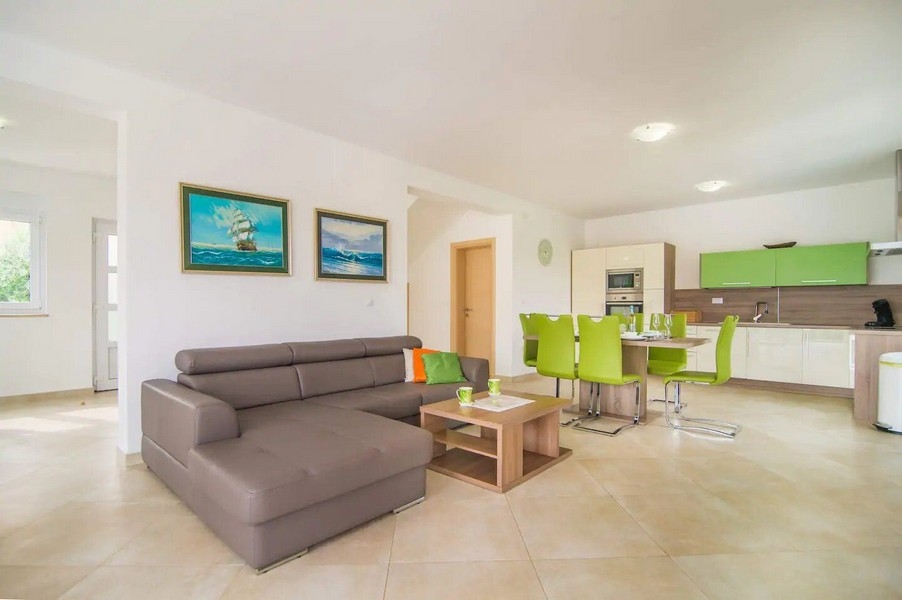 Svetlá a otvorená kuchyňa-obývacia izba s výstupom na terasu