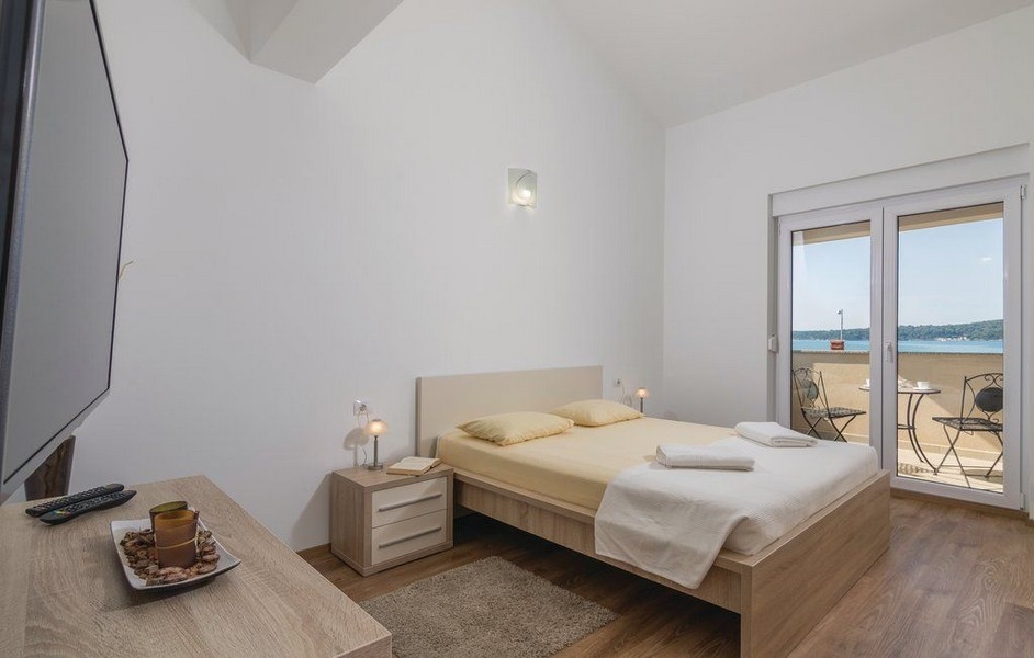 Spálňa s prístupom na balkón s výhľadom na more