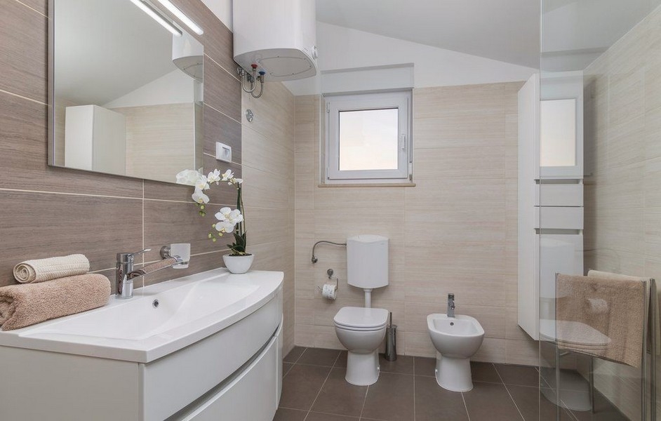 Veľká moderná kúpeľňa s oknom