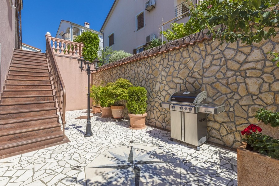 Vydláždená plocha na grilovanie pred bytovým domom v Chorvátsku
