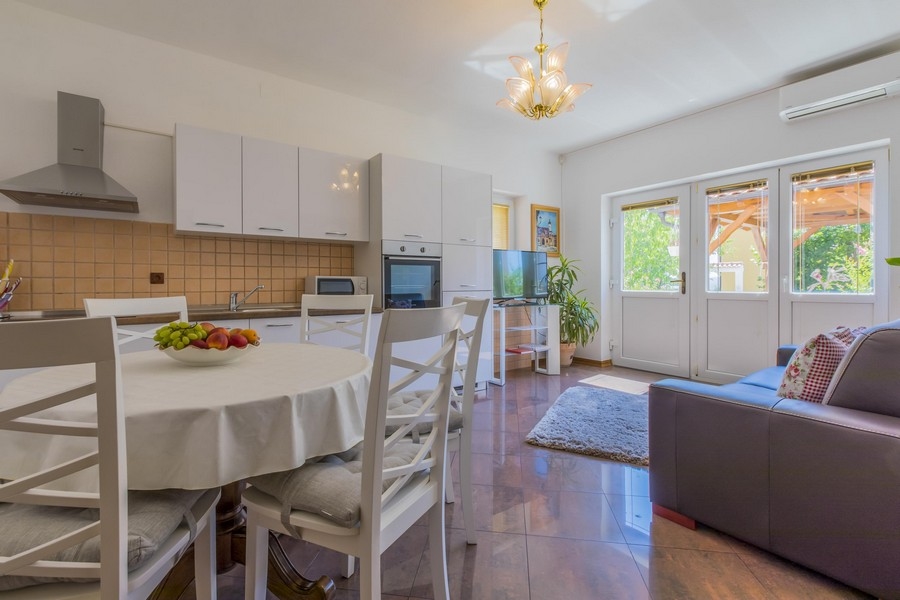 Priestranná svetlá jedáleň s kuchyňou v chorvátskom prímorskom objekte