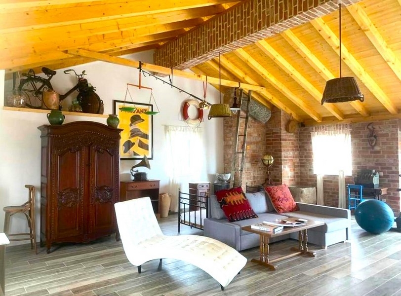 Rustikálny šarm sa stretáva s moderným komfortom v obývacej izbe tohto kamenného domu na predaj v Chorvátsku.