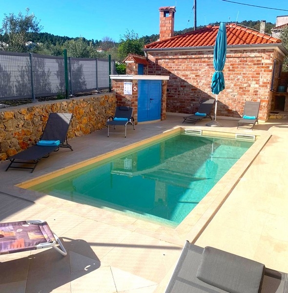 Bazénová oblasť kamenného domu v Chorvátsku, ideálna na oddychové dni vonku