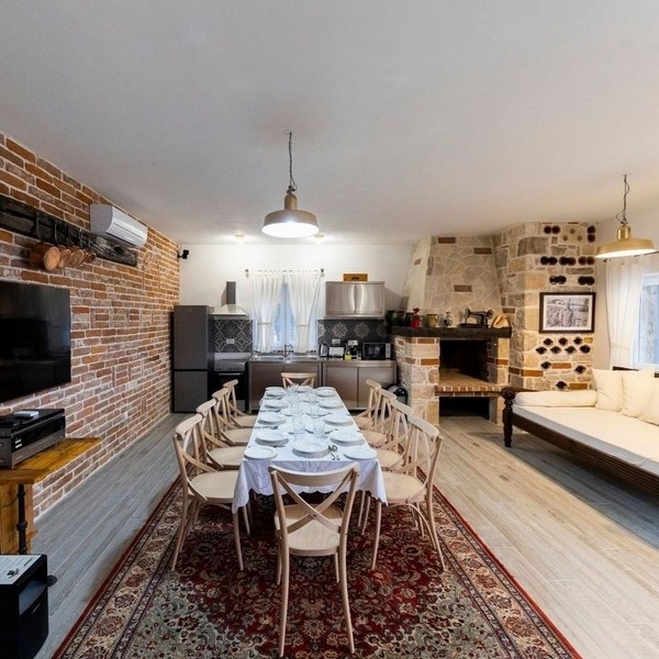 Priestranný a osvetlený jedálenský a obývací priestor v tradičnom kamennom dome na predaj v Chorvátsku.