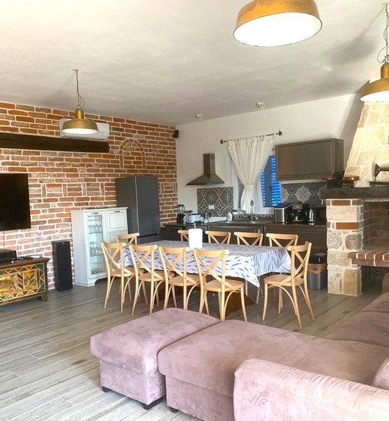 Útulný a moderný interiér domu z dalmatínskeho kameňa na predaj v Chorvátsku.