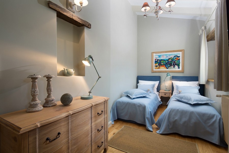 Dvojlôžková izba v chorvátskej vile s elegantným interiérom a umeleckými dielami na stene,