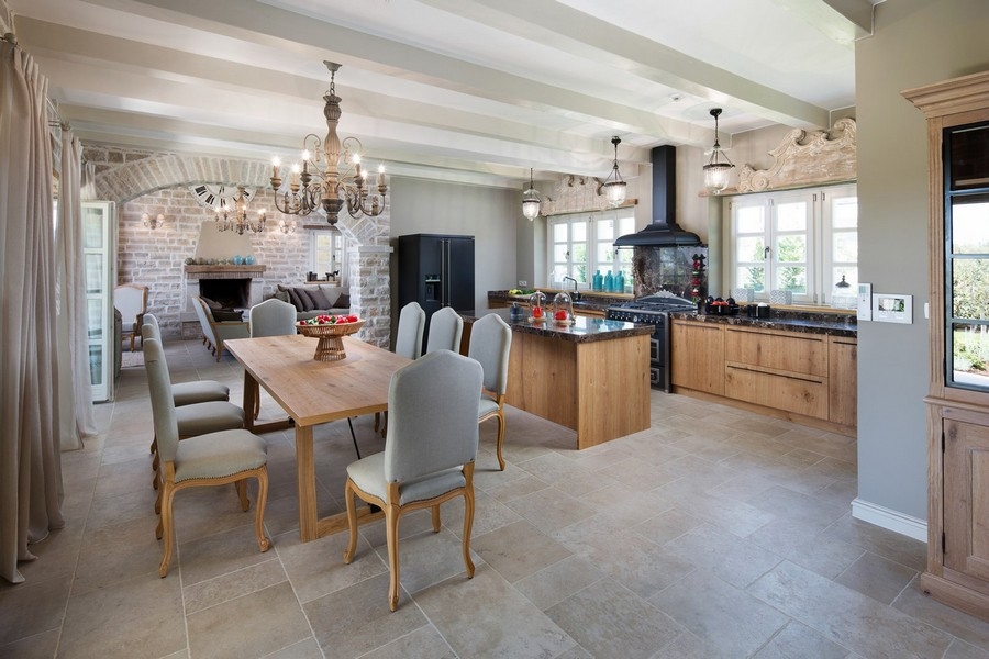 Opulentná vila kuchyňa a jedálenský kút s rustikálnym dizajnom, vybavená veľkým dreveným stolom a lustrom, súčasť Villa Buy Croatia H2878