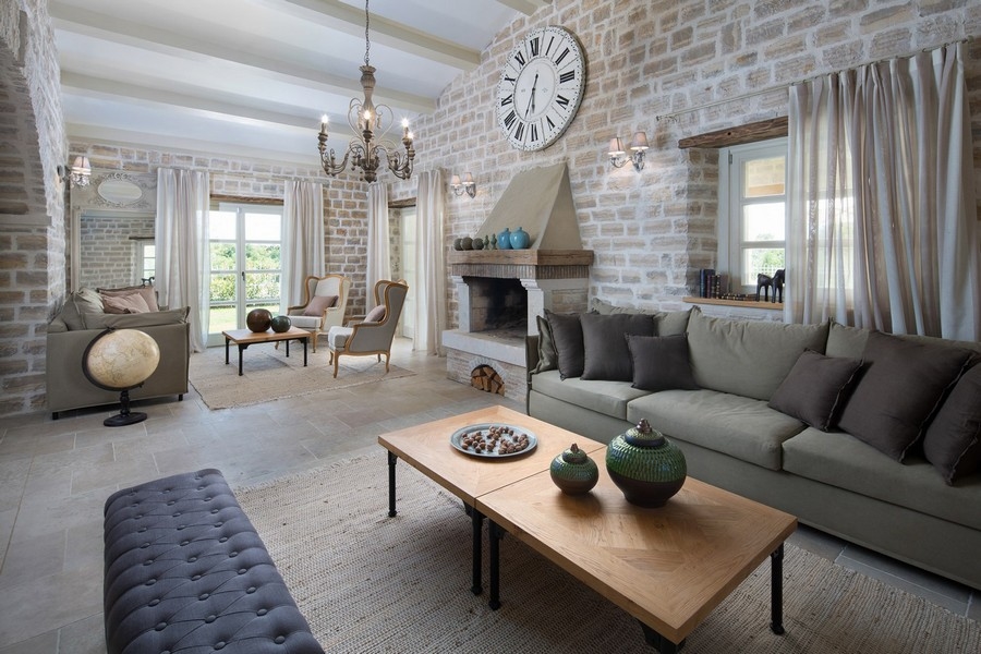 Útulná obývacia izba s krbom a elegantným nábytkom v luxusnej chorvátskej vile, ktorá je k dispozícii vo Villa Buy Croatia