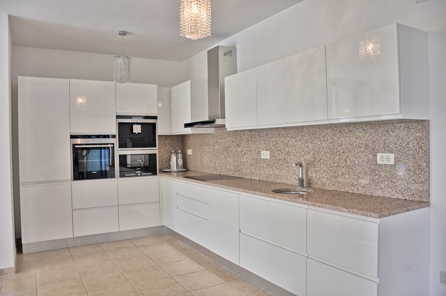 Moderná kuchyňa v prímorskom dome na Istrii, na predaj.