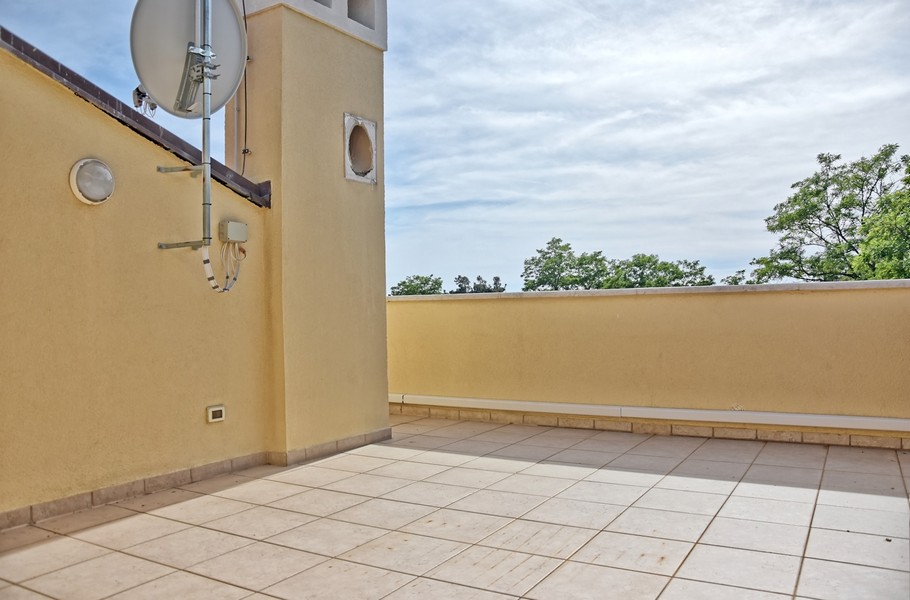 Terasa na hornom poschodí domu na Istrii s výhľadom na more, na predaj.