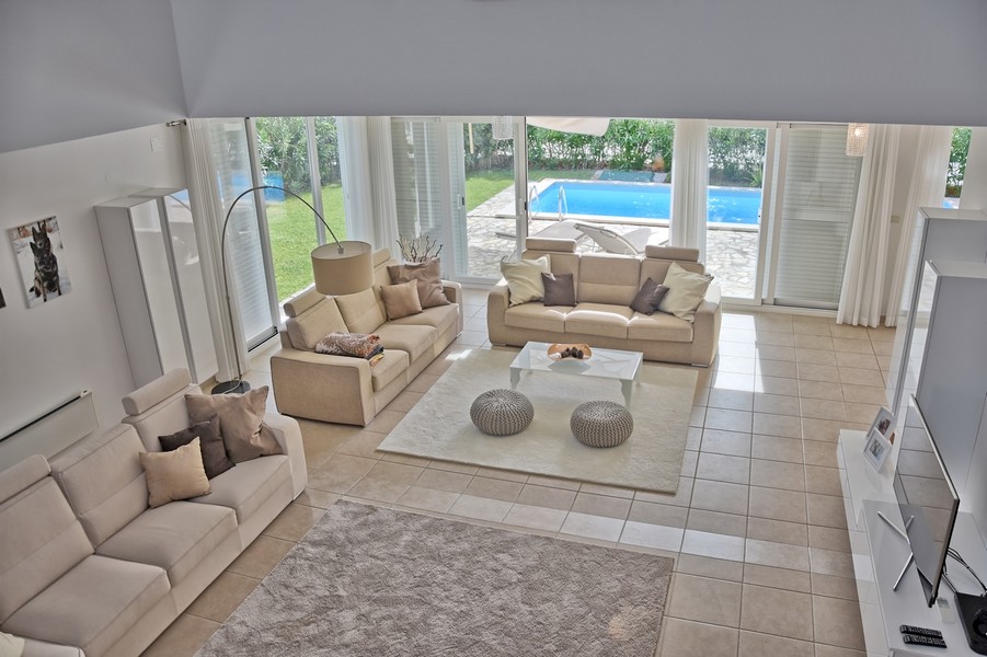 Moderný interiér domu na predaj s bazénom na Istrii.