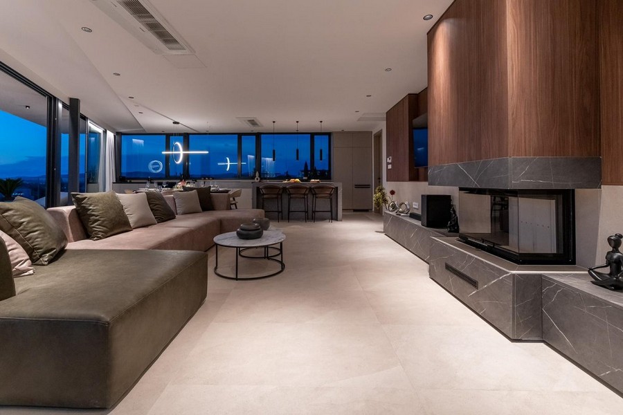 Večerný pohľad do obývačky v chorvátskej luxusnej vile na predaj.