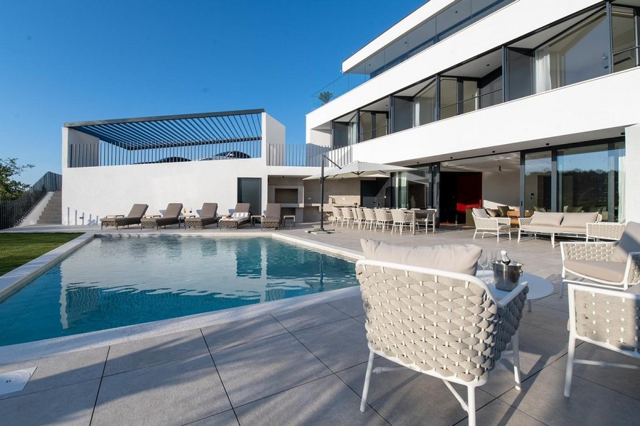 Luxusná vila v Chorvátsku na predaj s vonkajším bazénom a posedením.