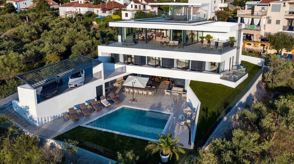 Letecký pohľad na vilu na predaj v Chorvátsku so strešnou terasou a bazénom.