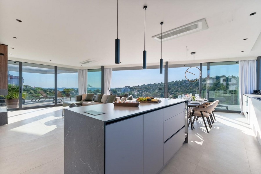 Interiér vily v Chorvátsku s modernou kuchyňou a jedálenským kútom.