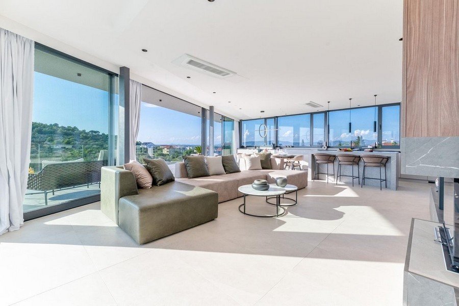Priestranná obývacia izba modernej vily v Chorvátsku s výhľadom na more.