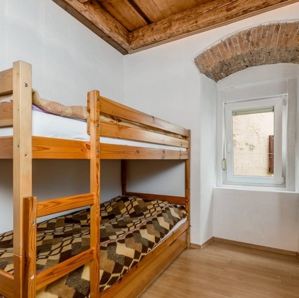 Druhá spálňa s poschodovou posteľou v nehnuteľnosti v Chorvátsku