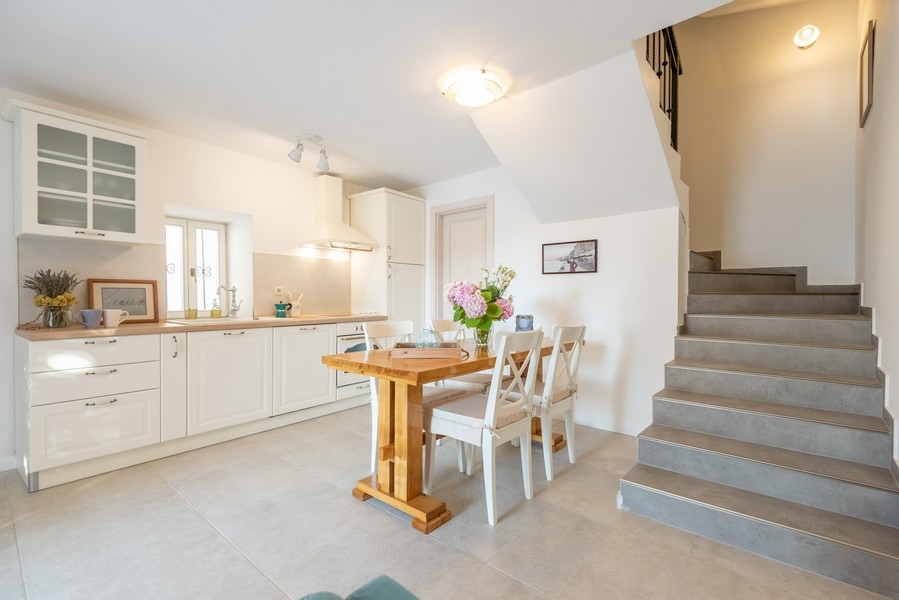 Svetlá kuchyňa s jedálenským kútom v nehnuteľnosti v Chorvátsku