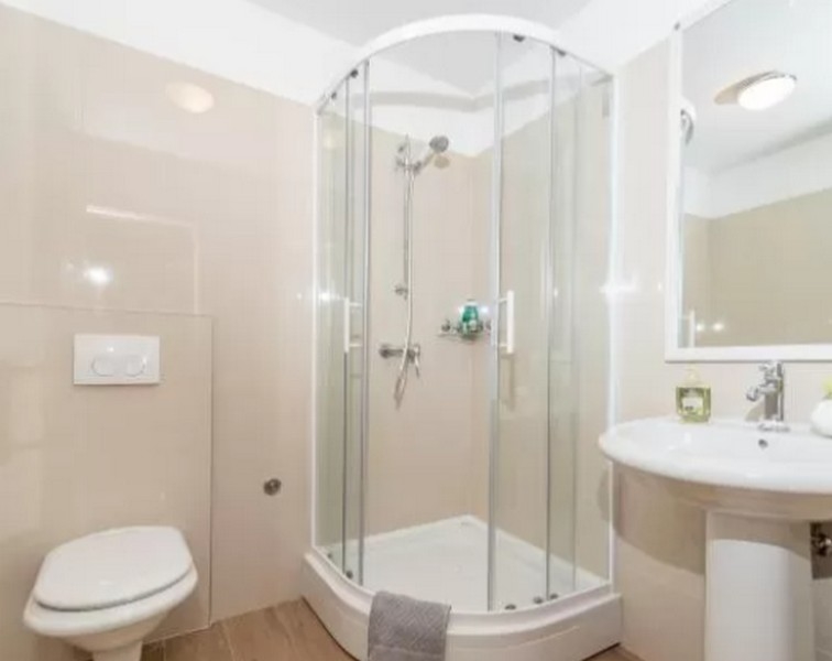 Moderná kúpeľňa so sprchovacím kútom v nehnuteľnosti v Chorvátsku