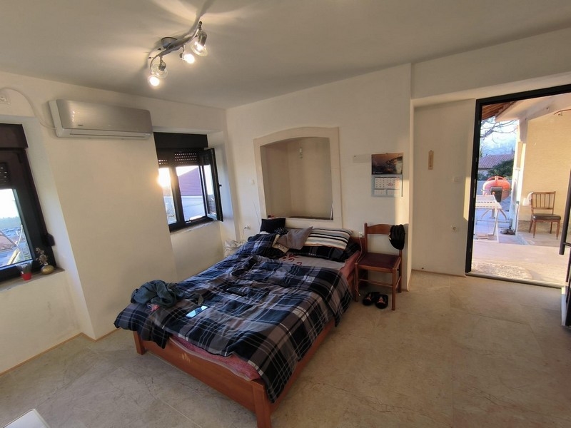 Priestor na spanie v nehnuteľnosti v Chorvátsku s priamym prístupom na vonkajšiu terasu