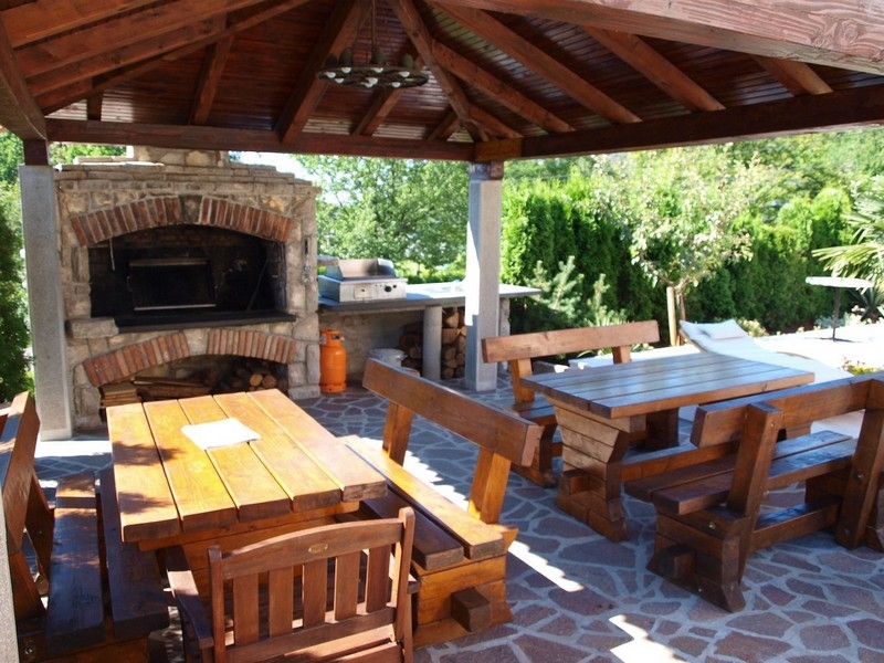 Krytá vonkajšia jedálenská časť nehnuteľnosti v Chorvátsku