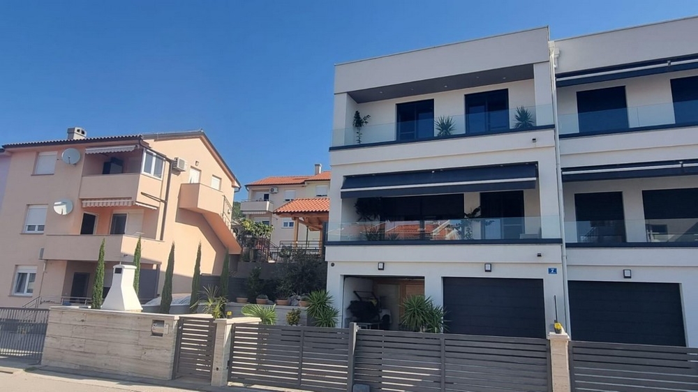 Moderná nehnuteľnosť s balkónmi v Chorvátsku pri mori