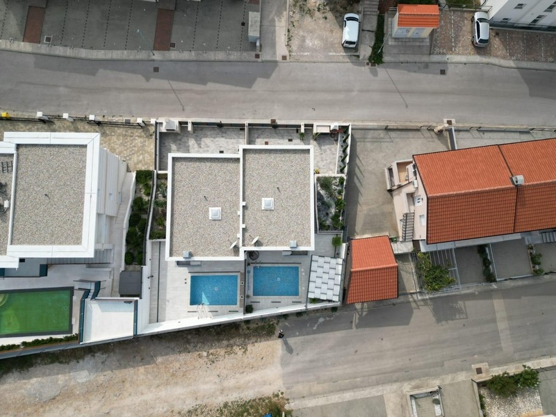 Letecký pohľad na nehnuteľnosť v Chorvátsku s bazénmi