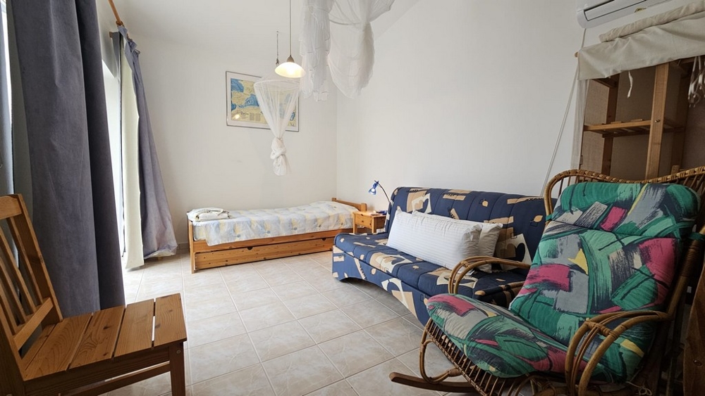 Obývacia izba s rozkladacou pohovkou a jednolôžkom v dome na predaj v Karlobagu