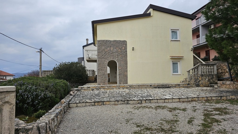 Zadná časť domu na predaj v Karlobagu s terasou a prístupovým chodníkom