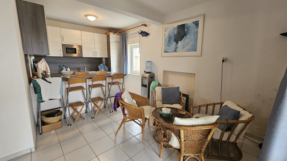 Obytná časť s posedením a otvorenou kuchyňou v dome na predaj v Karlobagu