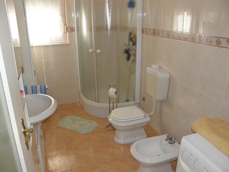 Kúpeľňa vily v Chorvátsku so sprchovacím kútom a tradičným vybavením