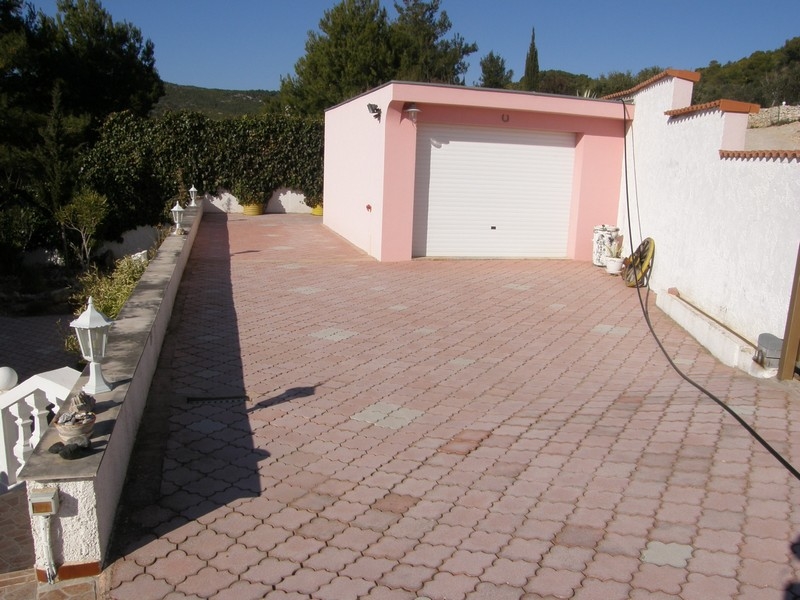 Garáž na ružovo natretú nehnuteľnosť H2901, ktorú ponúka na predaj Panorama Scouting v Chorvátsku.