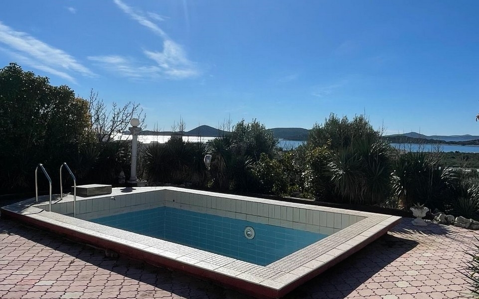 Bazén vily v Chorvátsku s výhľadom na okolitú krajinu