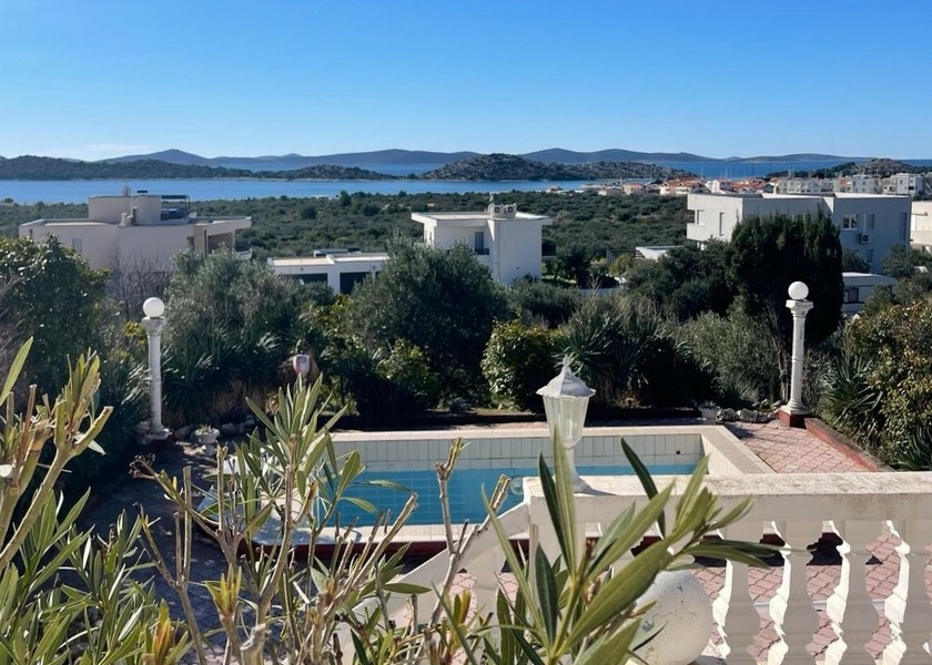 Pohľad na kúpalisko a chorvátsku pobrežnú krajinu v pozadí