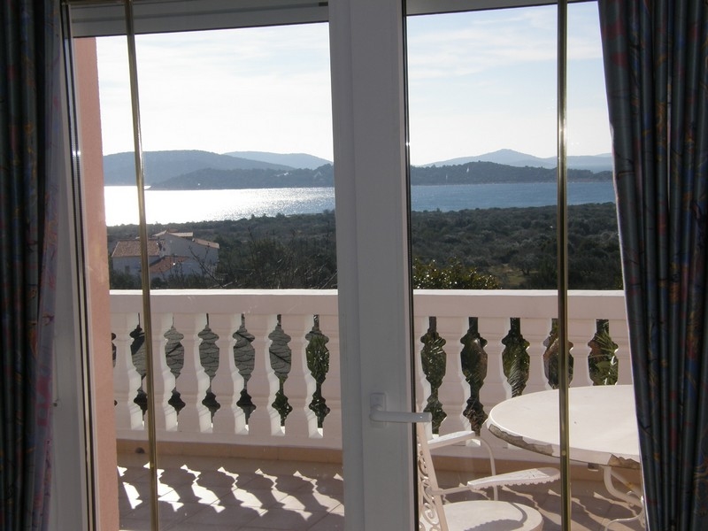 Výhľad na more z terasy chorvátskej vily cez biele zábradlie