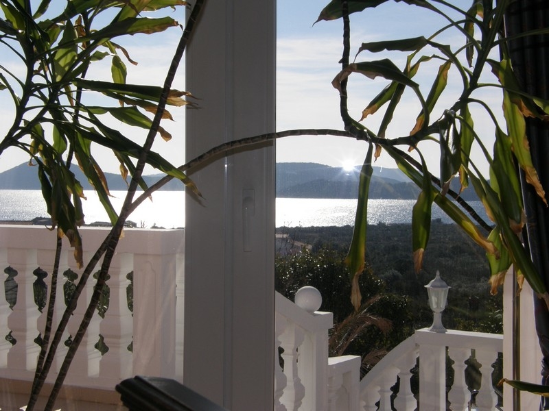 Výhľad na more cez otvorené francúzske okná apartmánu v chorvátskej vile