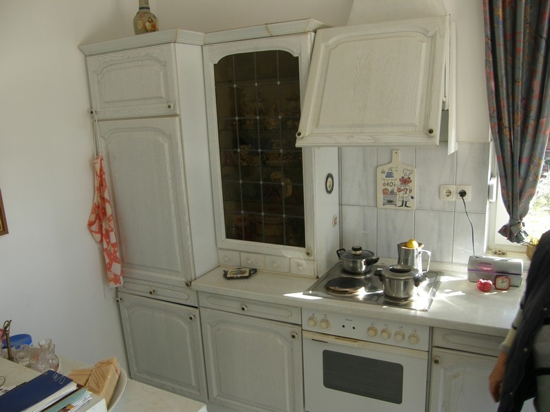 Tradičná biela kuchyňa s drevenými prvkami vo vile v Chorvátsku