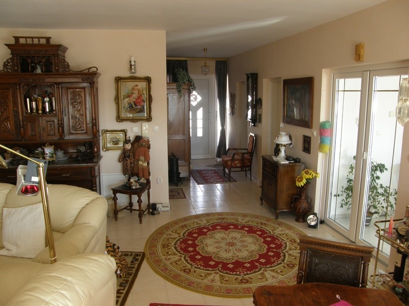 Obývacia časť vily v Chorvátsku s klasickým nábytkom a umením na stenách