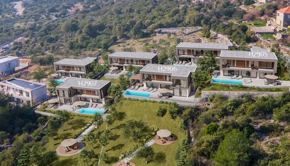 Letecký pohľad na niekoľko moderných víl s bazénmi na predaj v Chorvátsku.