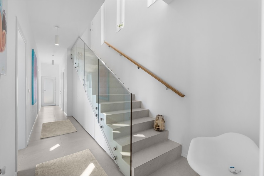 Moderne navrhnuté schodisko so skleneným zábradlím vo vile na Istrii, ktorú predáva Panorama Scouting