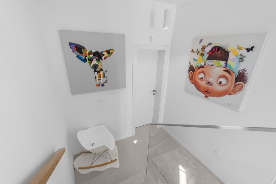 Chodba v modernej vile s umeleckými dielami na stene na Istrii, na predaj Panorama Scouting