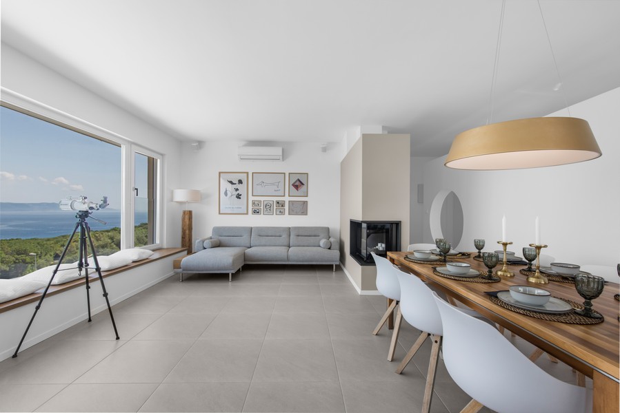 Interiér vily s obývacou izbou a jedálenským kútom s výhľadom na more na Istrii, ponúka Panorama Scouting