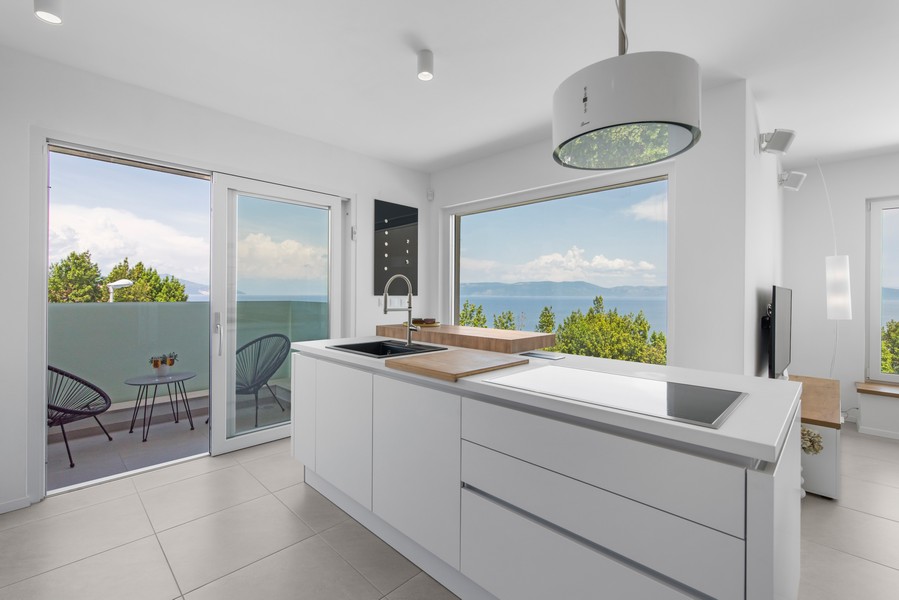 Svetlá kuchyňa s moderným nábytkom a výhľadom na more vo vile na Istrii, ktorú ponúka Panorama Scouting
